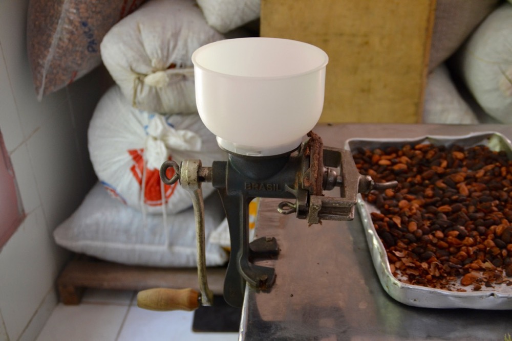 molino for grinding cacao beans
